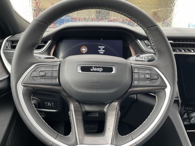 2025 Jeep Grand Cherokee Limited photo 2