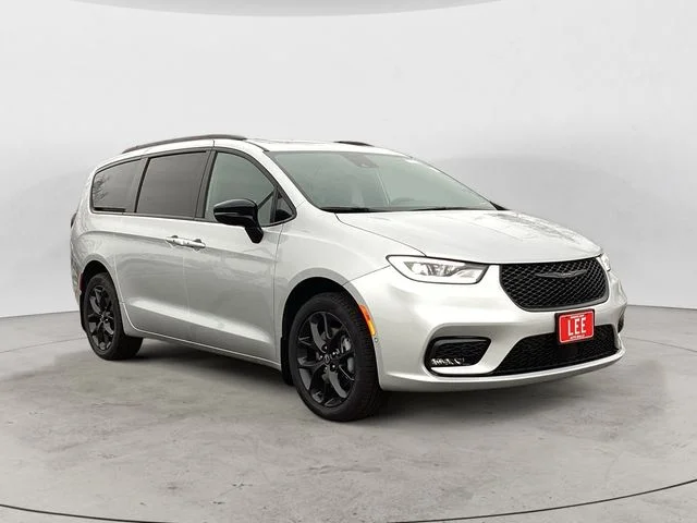 New 2026 Silver Mist Clearcoat Chrysler LIMITED AWD image 8