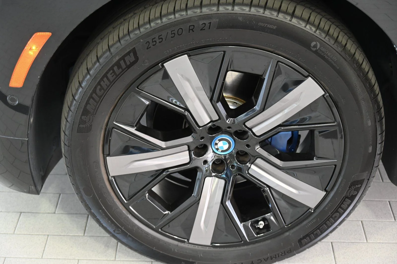 Used 2024 Black Sapphire Metallic BMW xDrive50 image 20