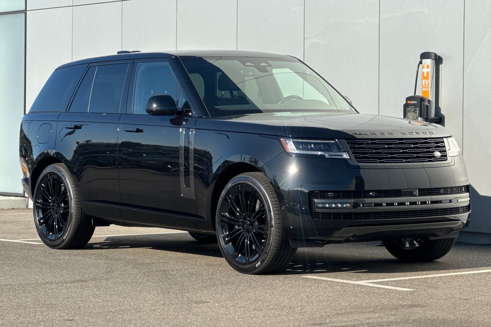 New 2026 Santorini Black Land Rover SE image 7