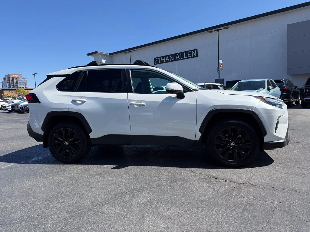 Used 2023  Toyota XLE Premium image 6