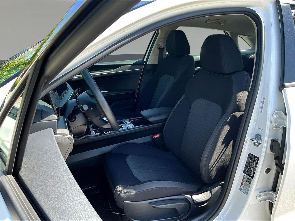 Used 2025 White Kia LXS image 22