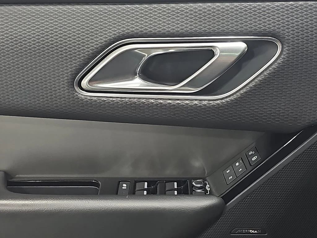 Used 2018 White Land Rover S image 30