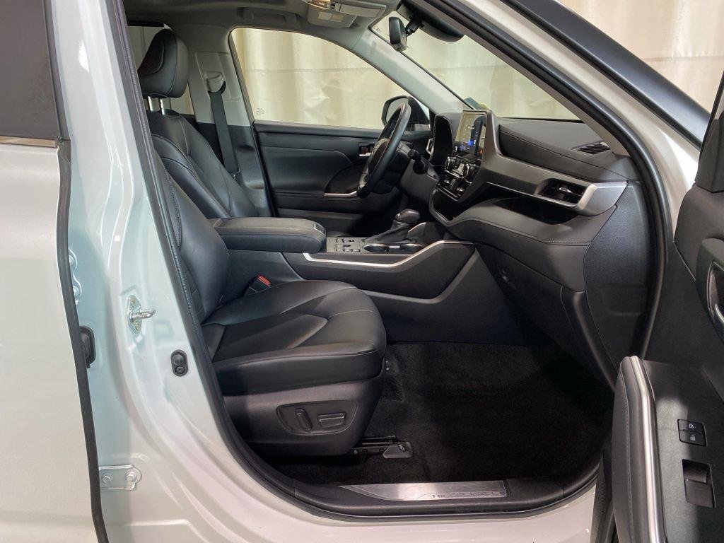 Used 2023 Pearl Toyota XLE image 10