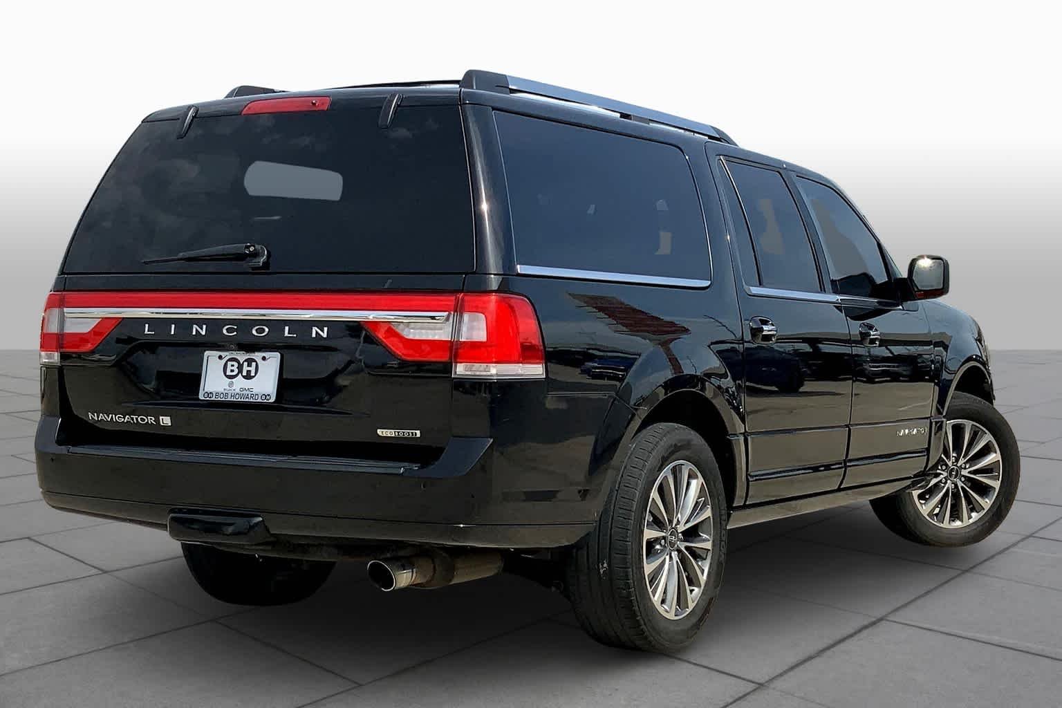Used 2016 Black Velvet Lincoln Select image 12