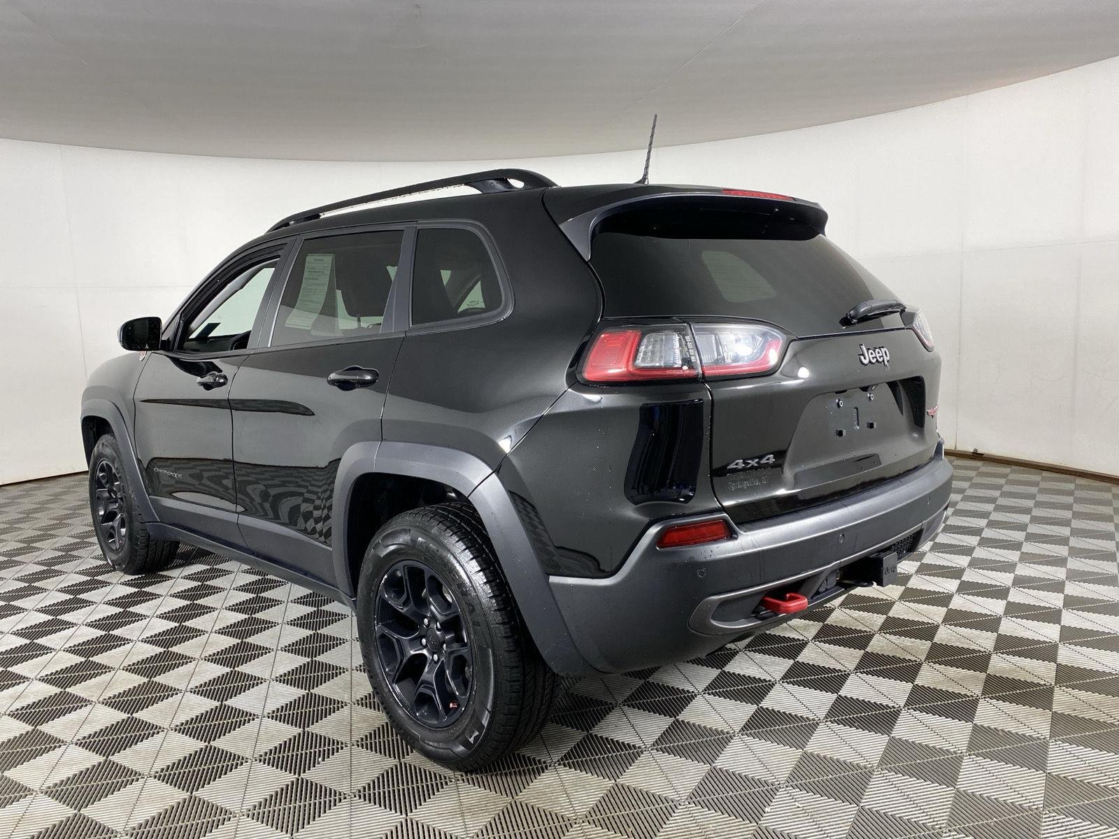 Used 2022 Diamond Black Crystal Pearlcoat Jeep Trailhawk image 5