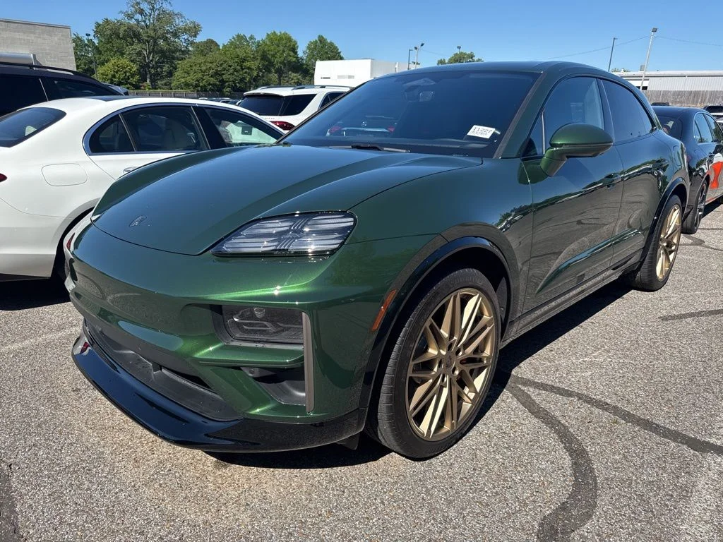 2025 Porsche Macan Macan Turbo Electric's photo