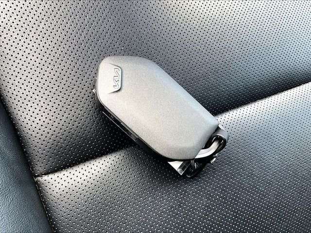 Used 2023 White Kia S image 11