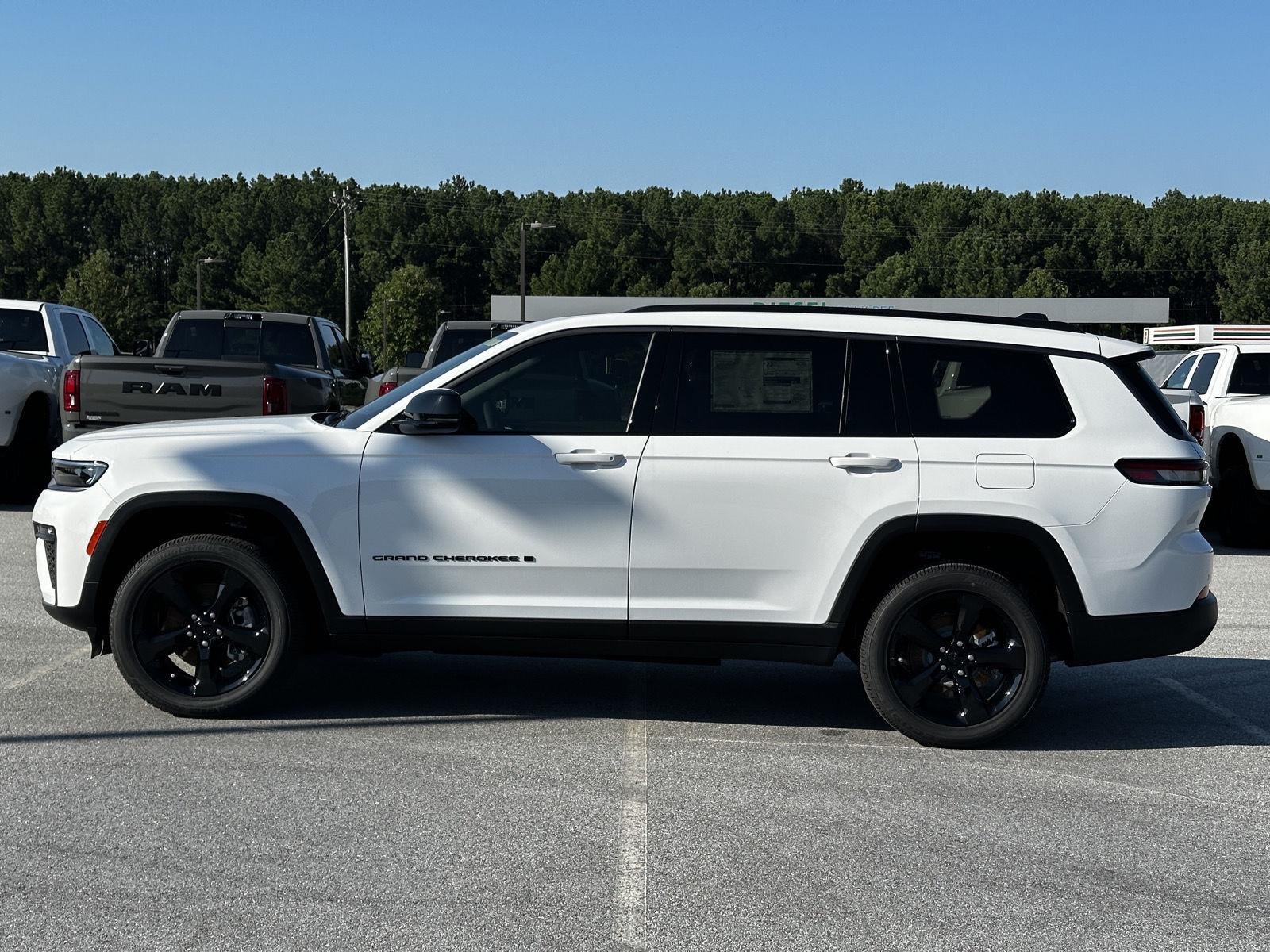 New 2026 Bright White Clear-Coat Exterior Paint Jeep Limited image 5
