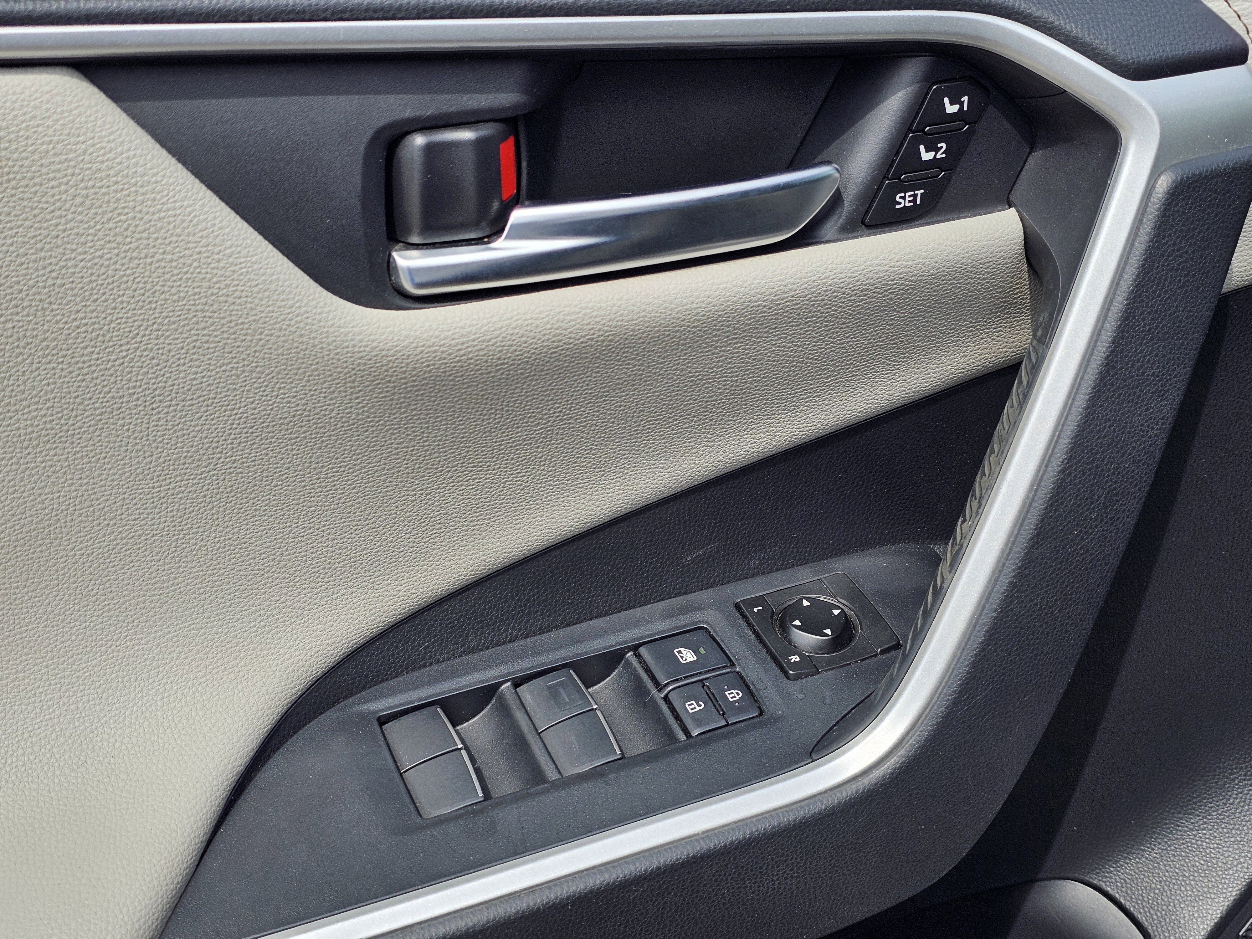 2019 Toyota RAV4 Limited - Photo 16