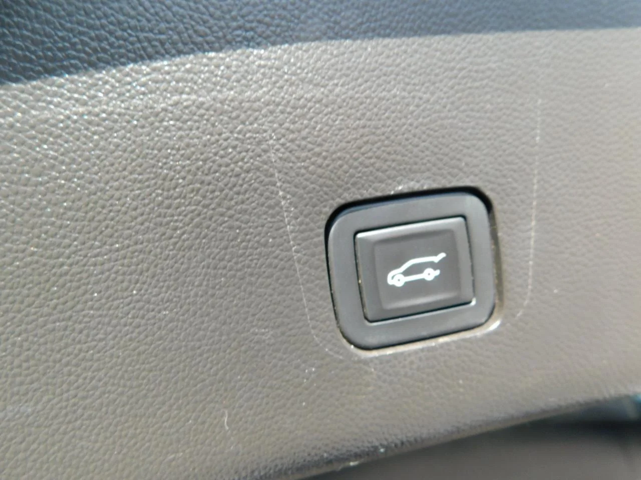 Used 2018 Silver Chevrolet AWD 4DR HIGH COUNTRY W/2L image 28