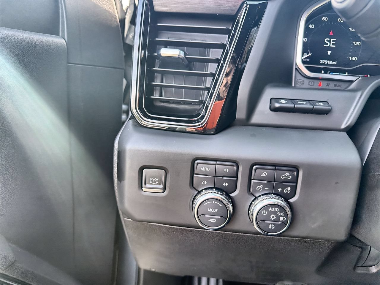 Used 2024 Sterling Metallic GMC AT4 image 15