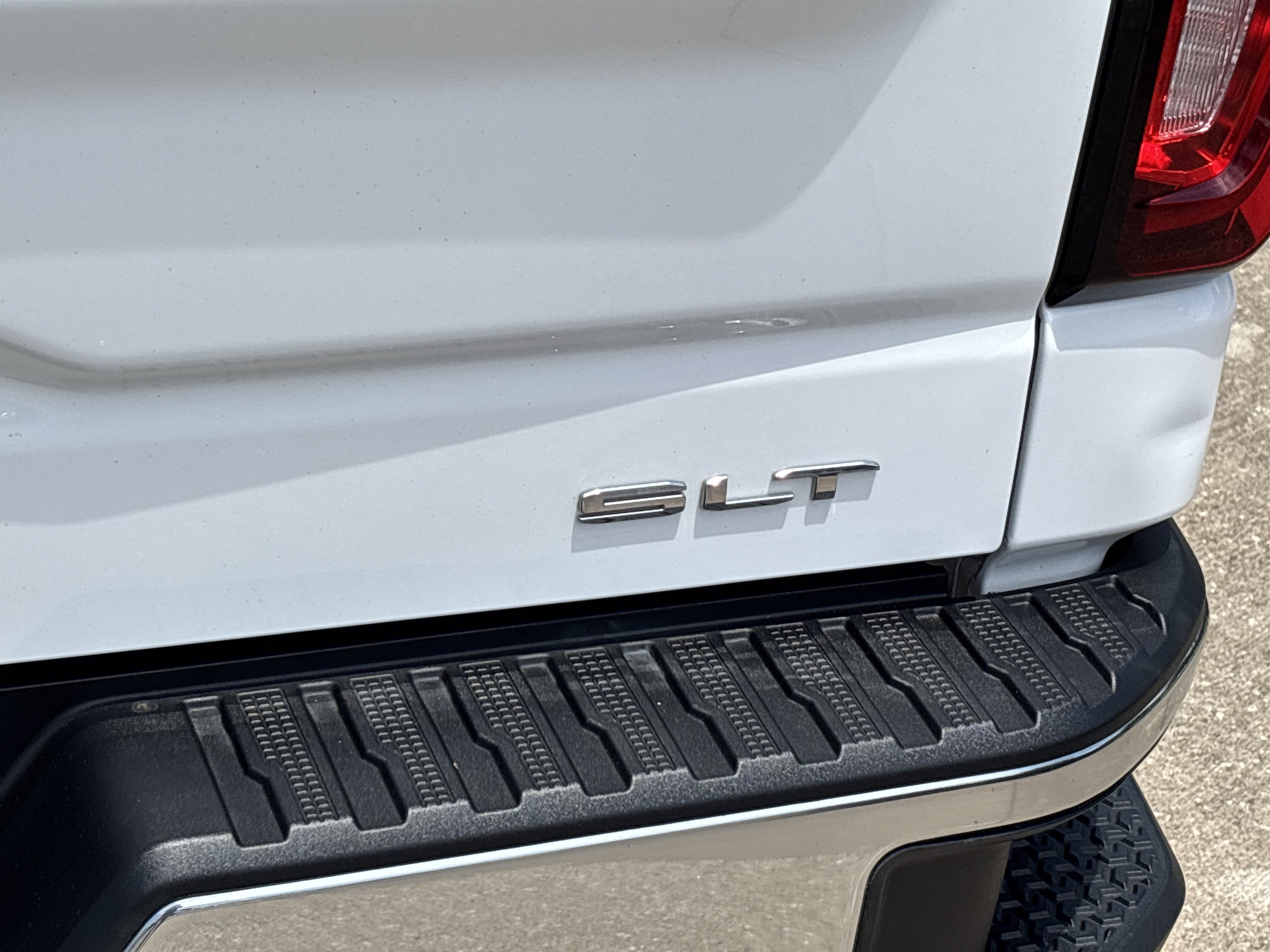 Used 2022 Summit White GMC SLT Crew Cab 4WD image 6