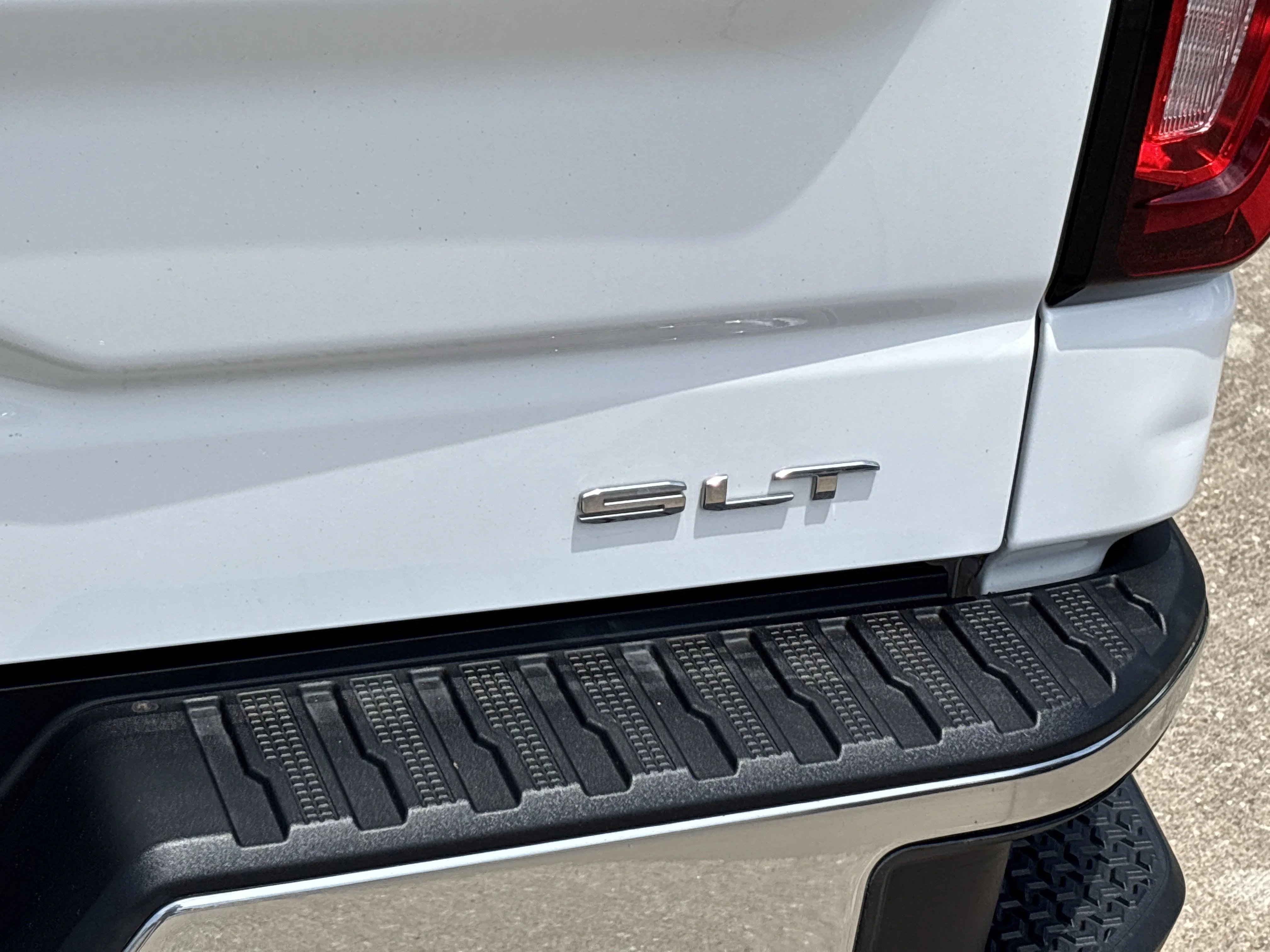 Used 2022 Summit White GMC SLT Crew Cab 4WD image 6