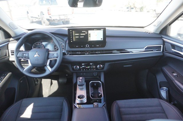 2025 Mitsubishi Outlander SE - Photo 22