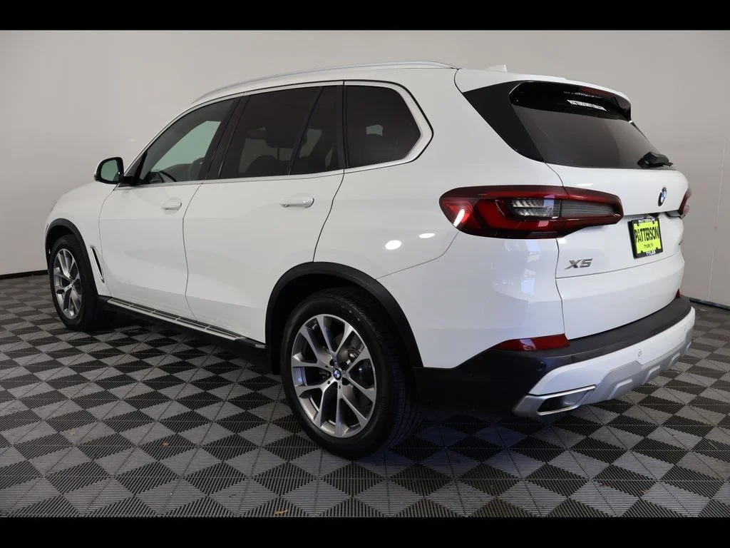 Used 2023 White BMW sDrive40i image 4