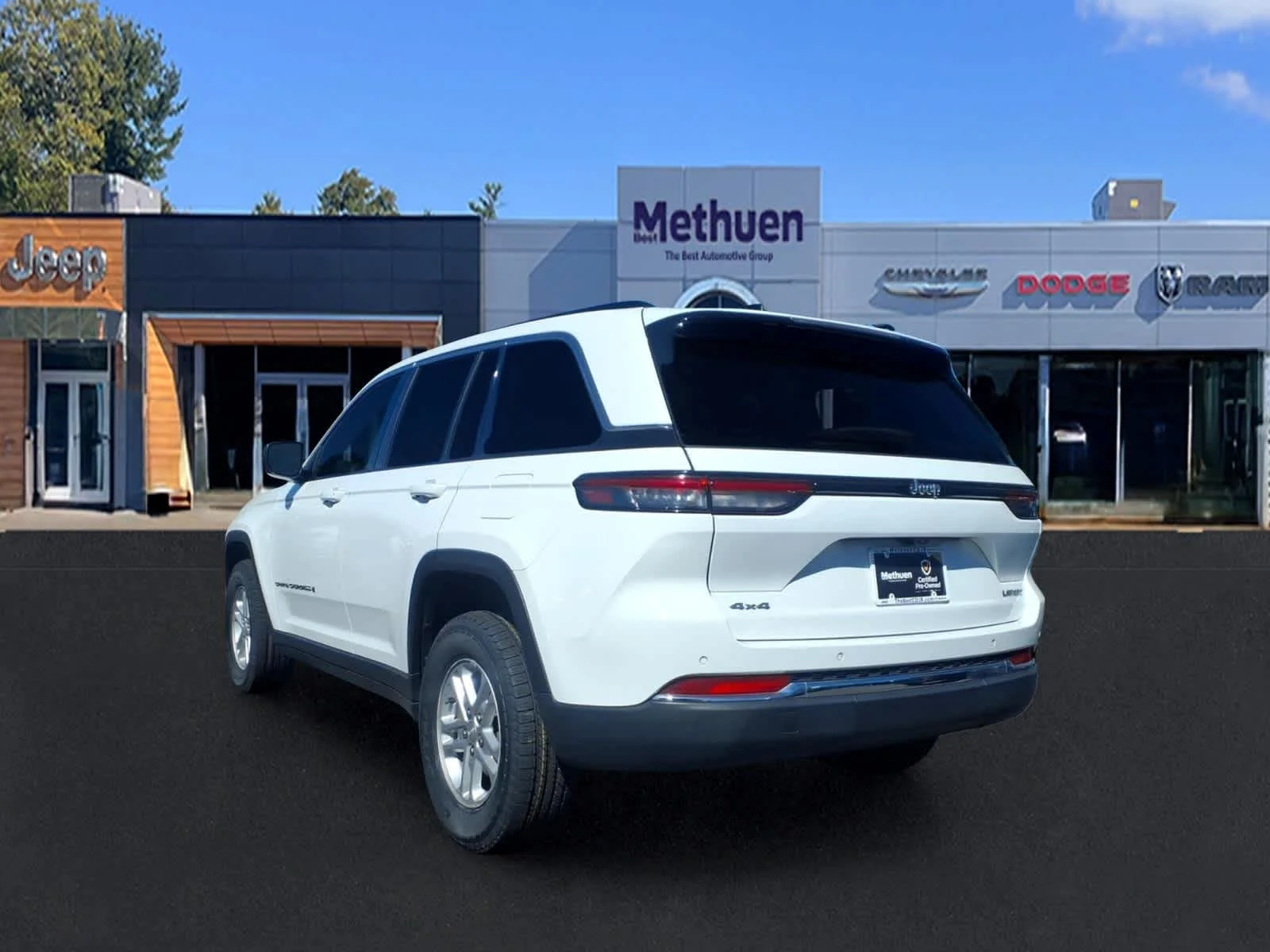 Used 2023 Bright White Clearcoat Jeep Laredo image 5