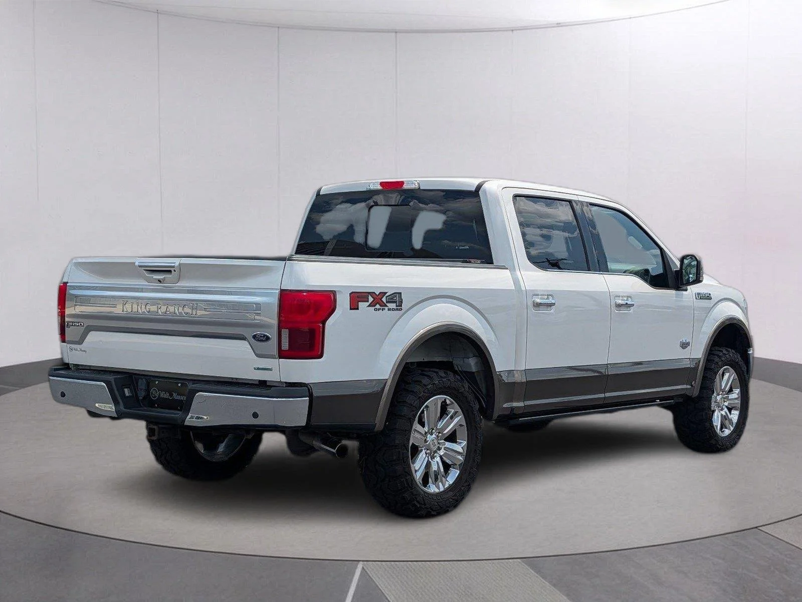 Used 2019 White Platinum Metallic Tri-Coat/Stone Gray Ford King Ranch image 6