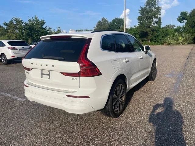 Used 2022 Ice White Volvo Momentum image 2