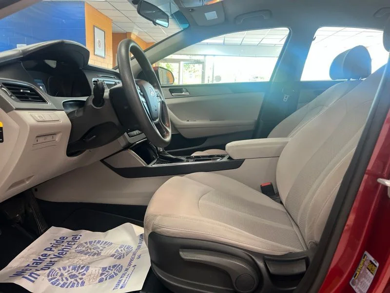 Used 2015 Red Hyundai SE image 17