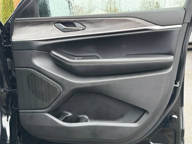 New 2025 Diamond Black Crystal Pearl-Coat Exterior Paint Jeep Limited image 24
