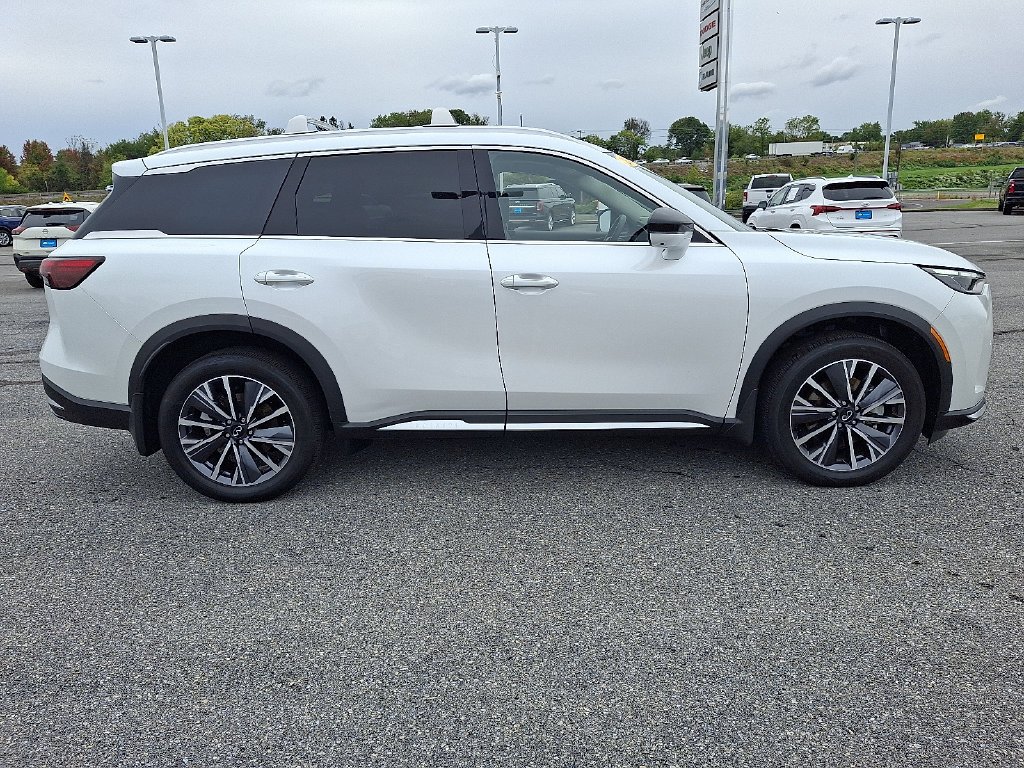 Used 2026 White INFINITI LUXE image 8