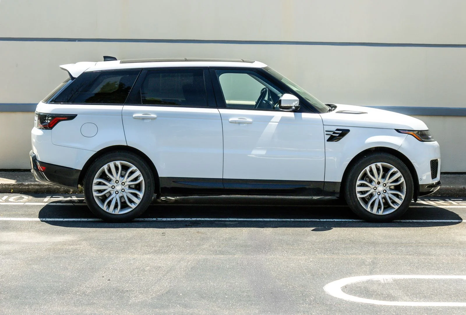 Used 2019 White Land Rover HSE image 9
