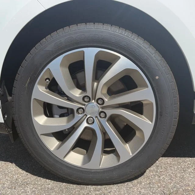 New 2026 Fuji White Land Rover Hoxton Edition image 2