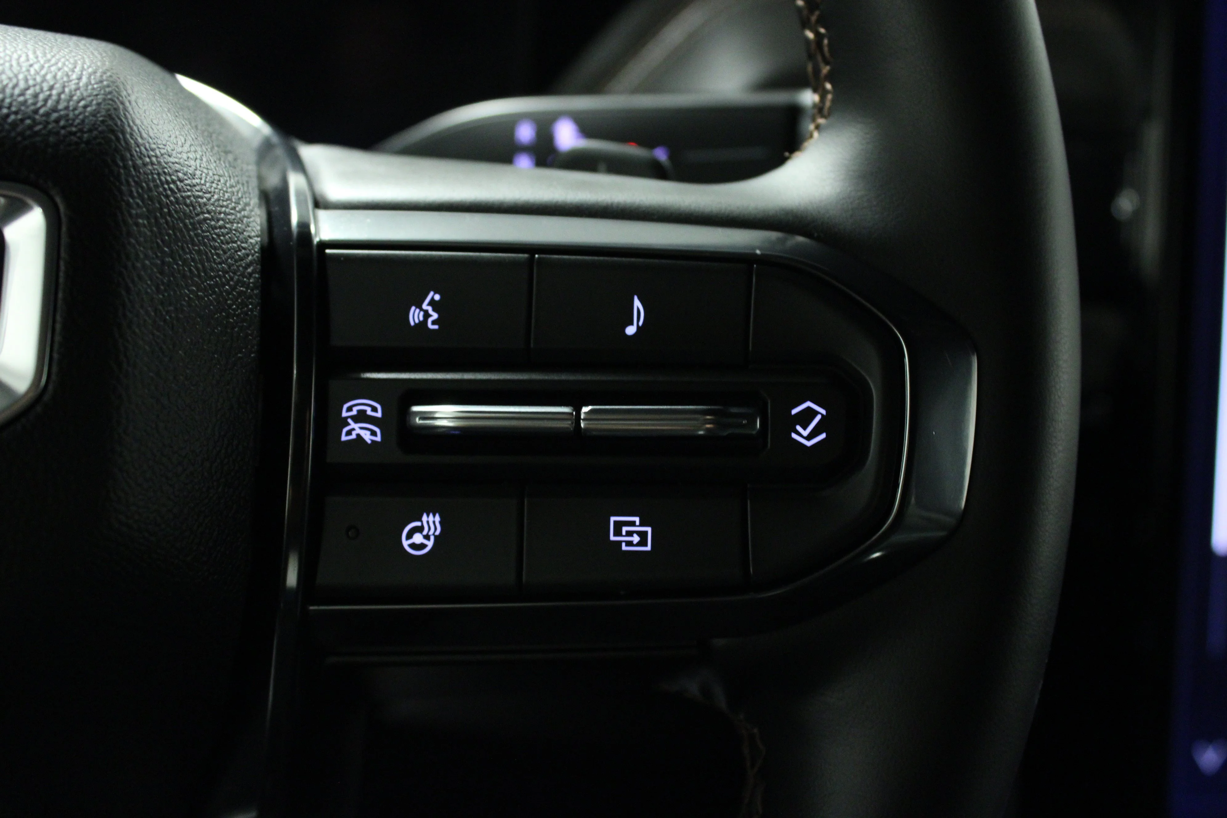 Used 2025 Onyx Black GMC AT4 image 22