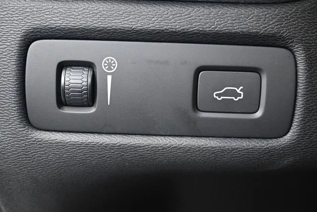 Used 2019 Grey Volvo Momentum image 13