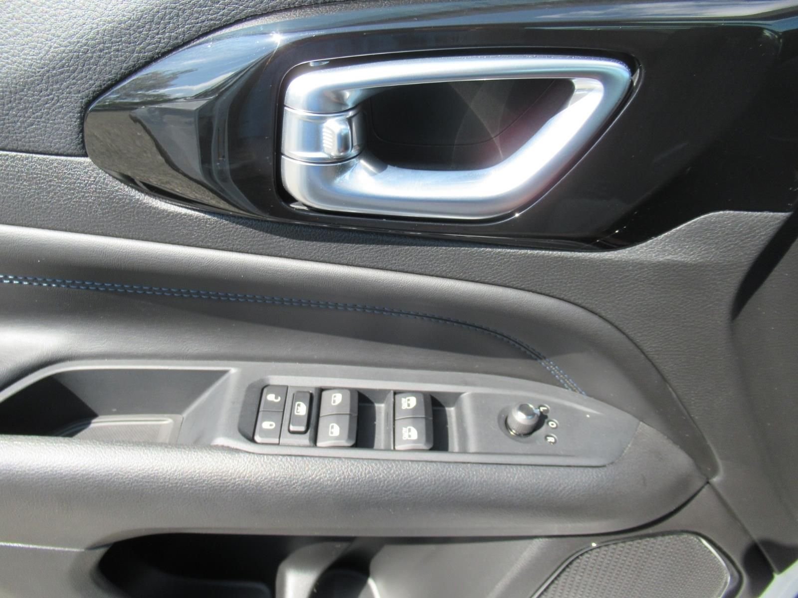 New 2026 Bright White Clear-Coat Exterior Paint Jeep Latitude image 21