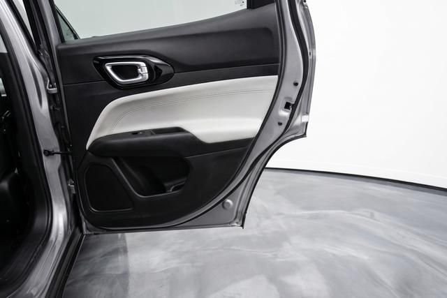Used 2024  Jeep Limited image 21