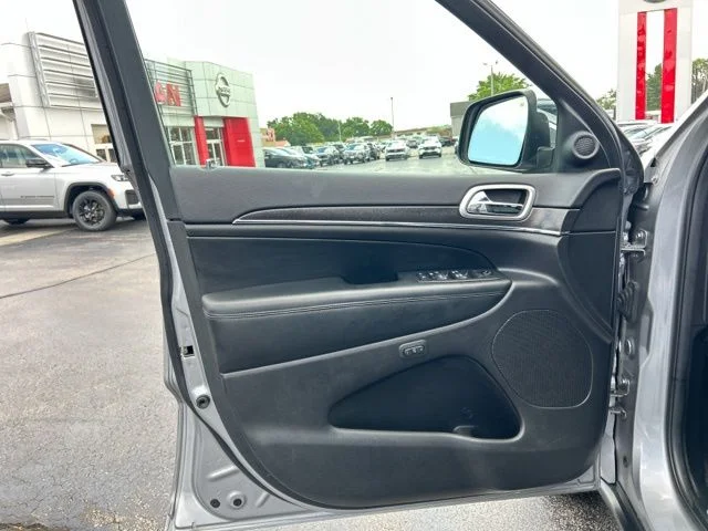 Used 2018 Silver Jeep Limited image 27