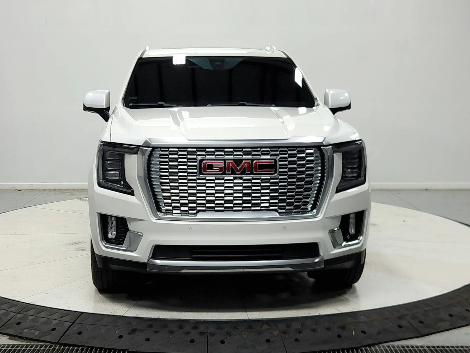 Used 2021 White GMC Denali image 3