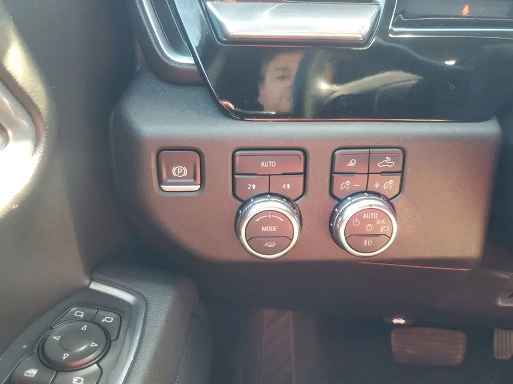 Used 2025 Onyx Black GMC SLT image 30