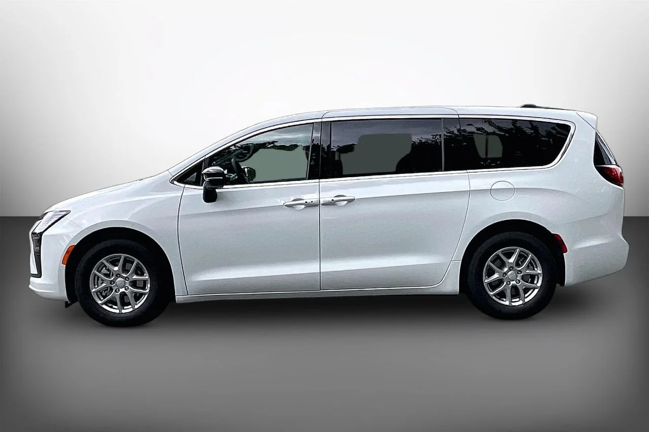 New 2027 Bright White Clear-Coat Exterior Paint Chrysler Select image 5