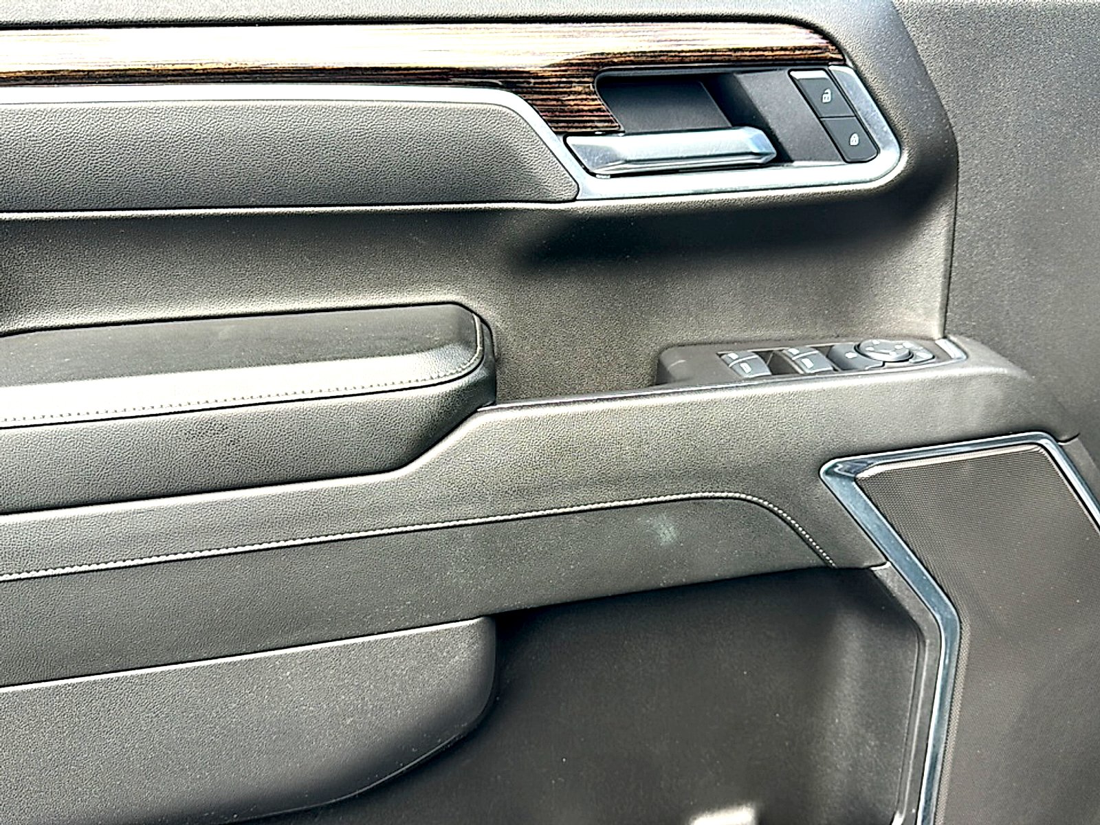Used 2025 Titanium Rush Metallic GMC Elevation image 16