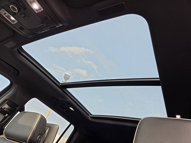 2025 Chevrolet Suburban Premier - Photo 15