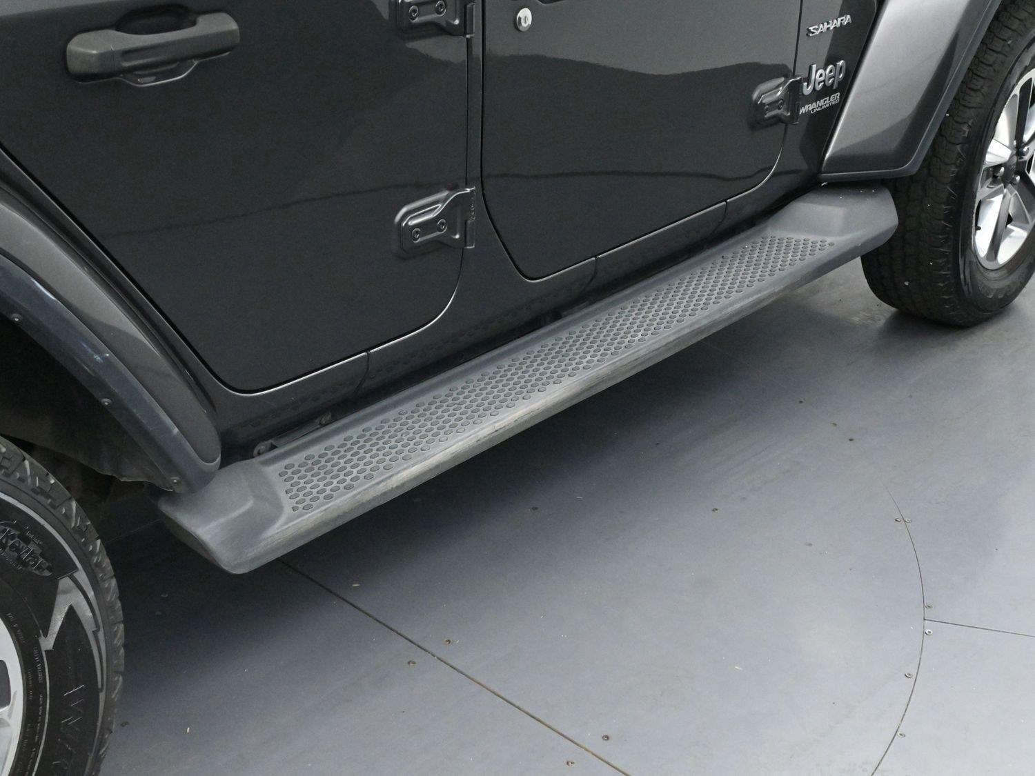 Used 2018 Granite Crystal Metallic Clearcoat Jeep Sahara image 9