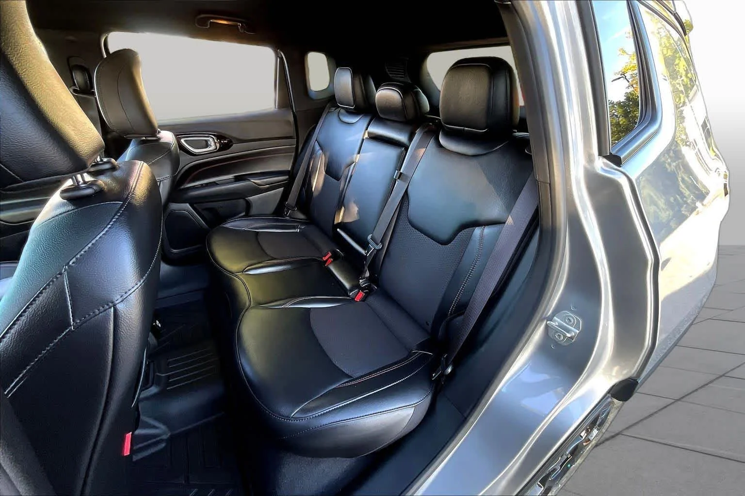 Used 2023 Billet Silver Metallic Clearcoat Jeep Trailhawk image 19