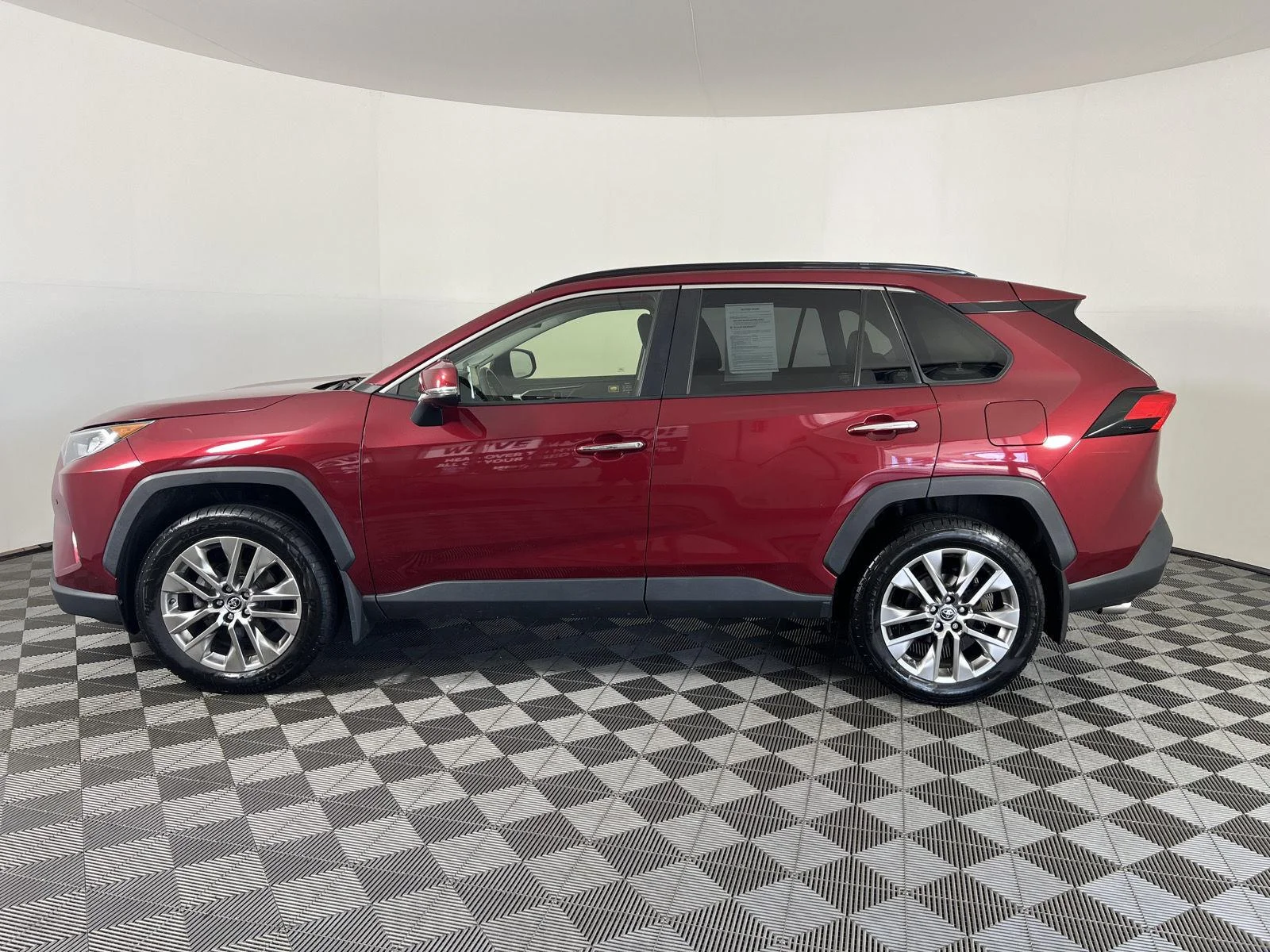 Used 2019  Toyota Limited image 29