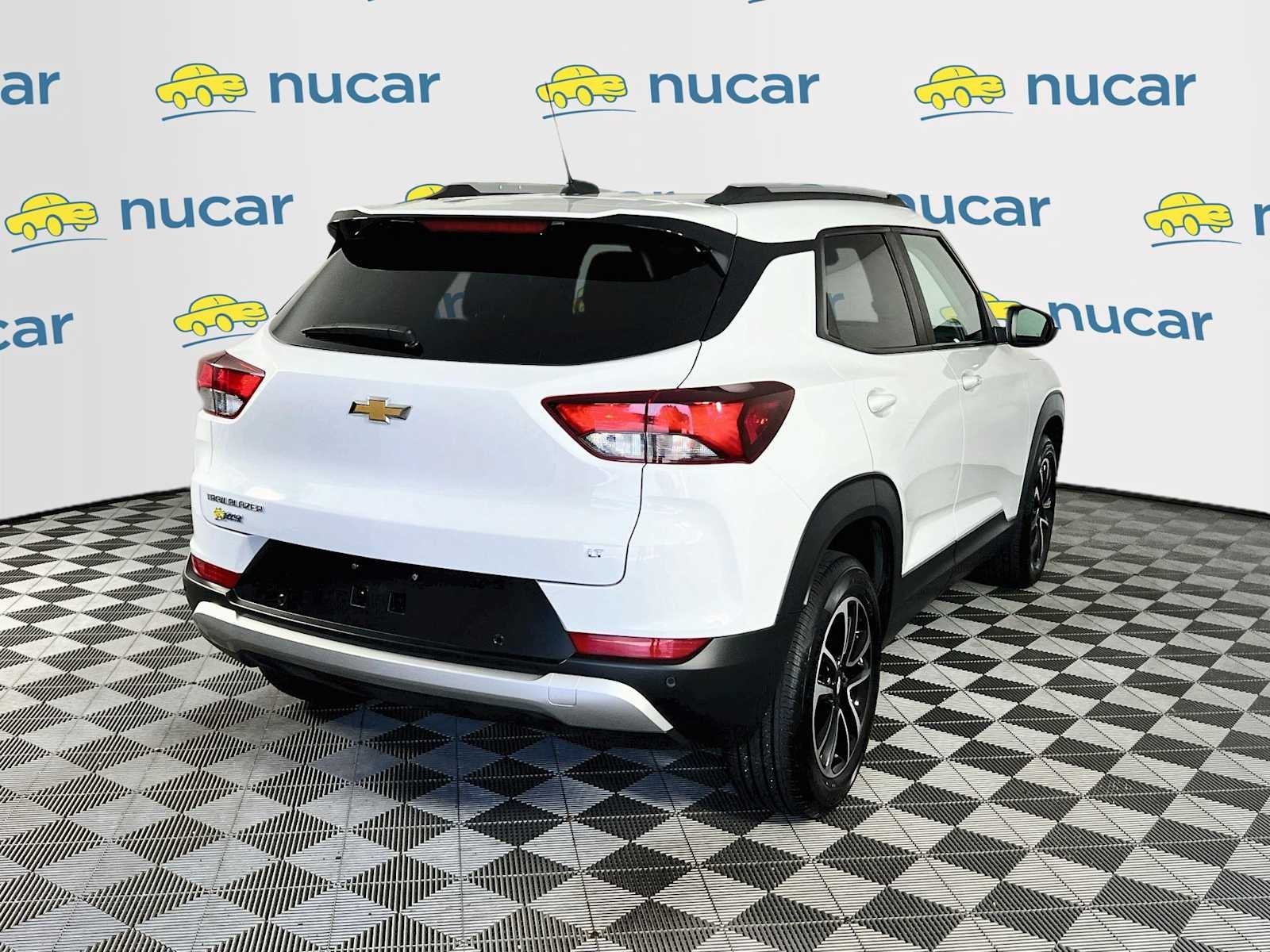 Used 2025 Summit White Chevrolet LT image 7