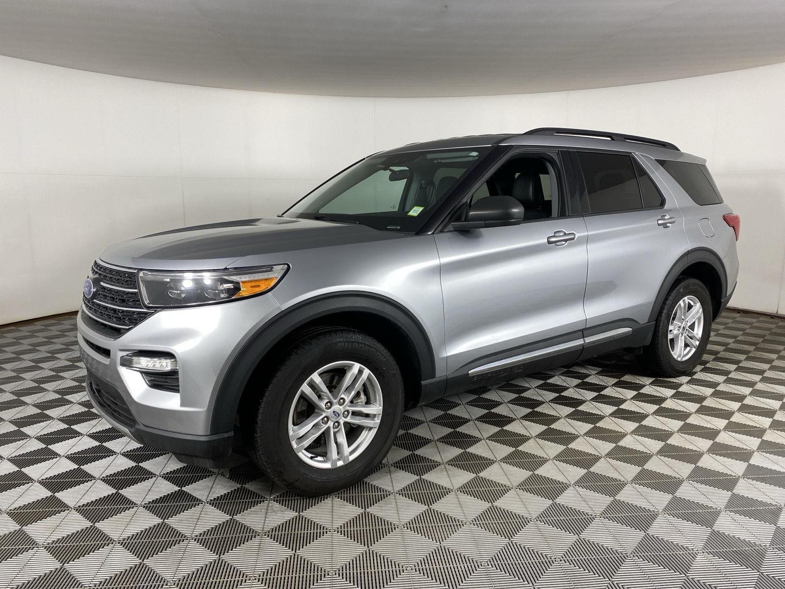 Used 2023 Iconic Silver Ford XLT image 3