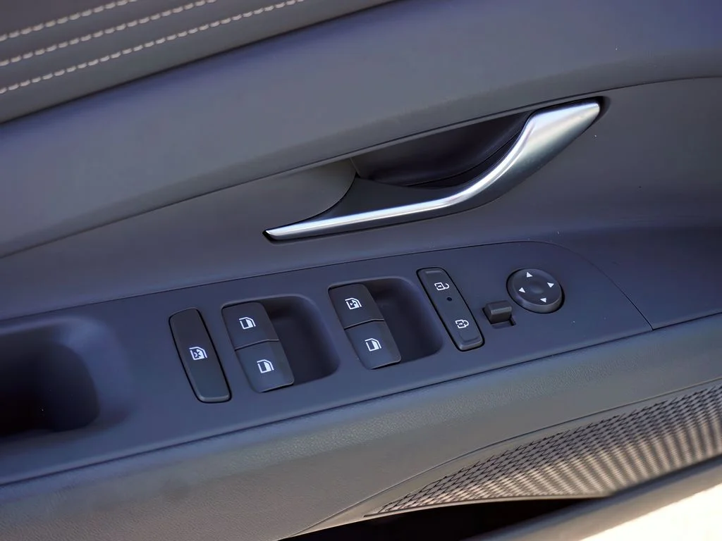 2025 Hyundai Elantra SEL - Photo 13