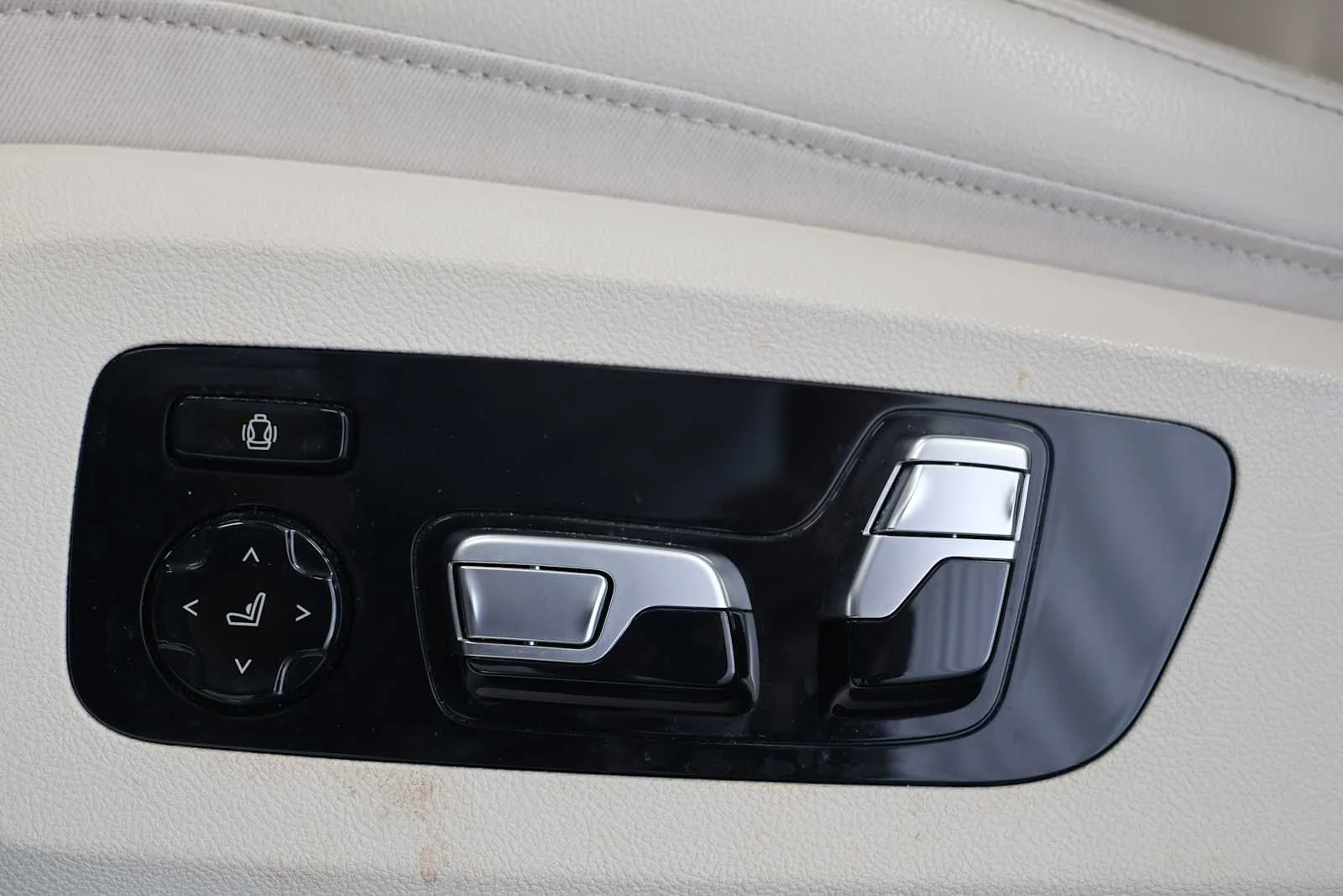 Used 2020 Mineral White Metallic BMW sDrive40i image 15