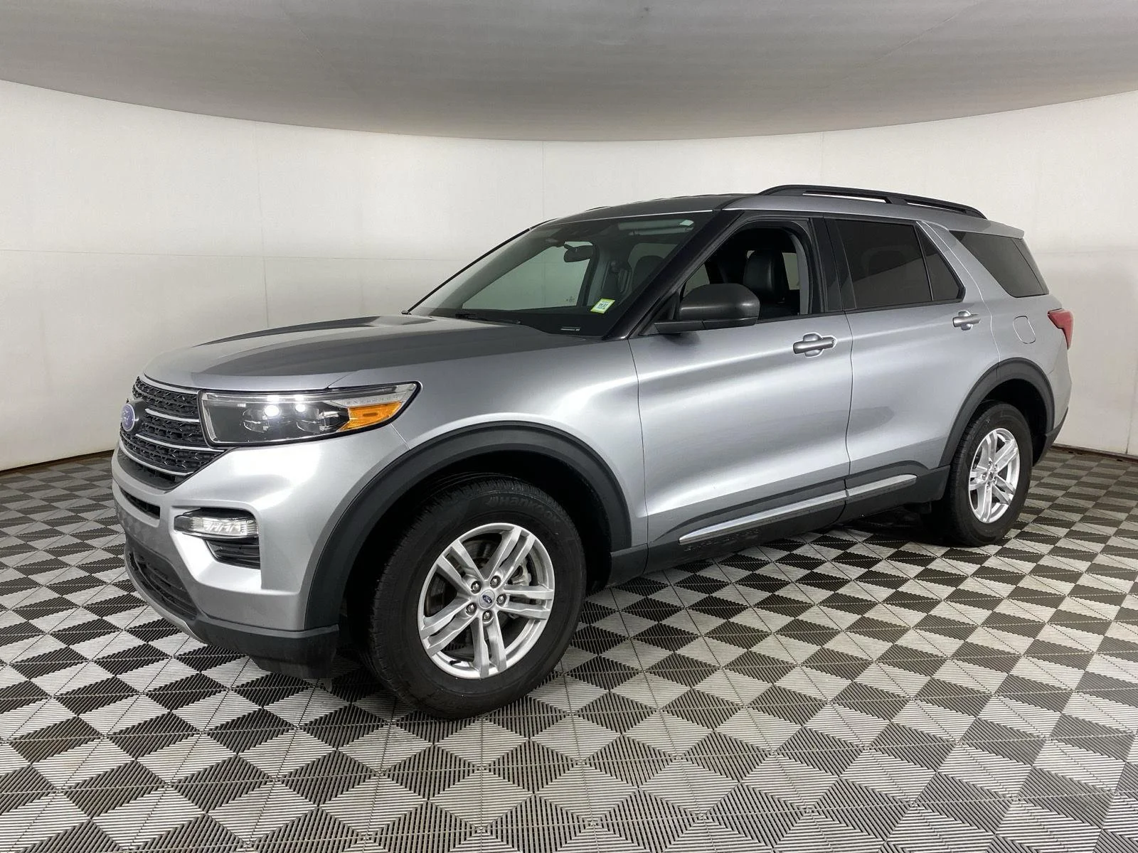 Used 2023 Iconic Silver Ford XLT image 3