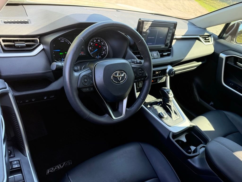 Used 2021 White Toyota XLE Premium image 3