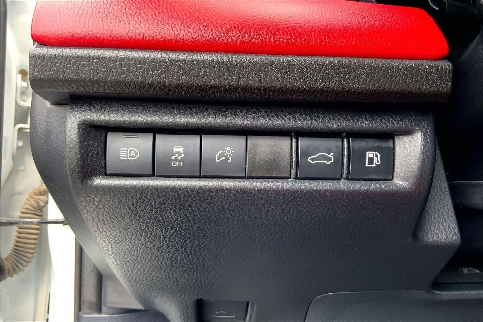 Used 2025 Wind Chill Pearl Toyota XSE image 33