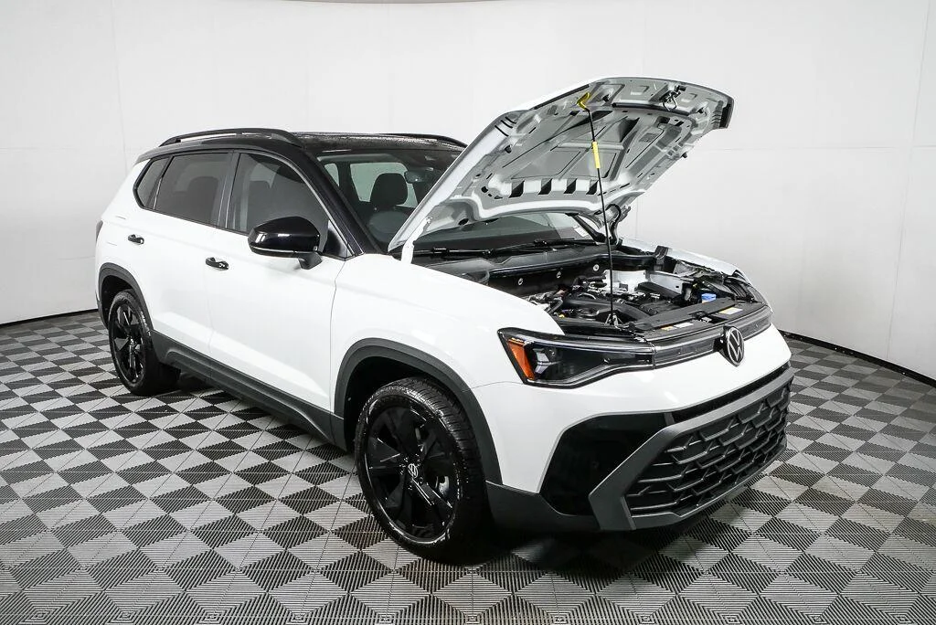 New 2026 Pure White w/Deep Black Roof Volkswagen SE Black image 34