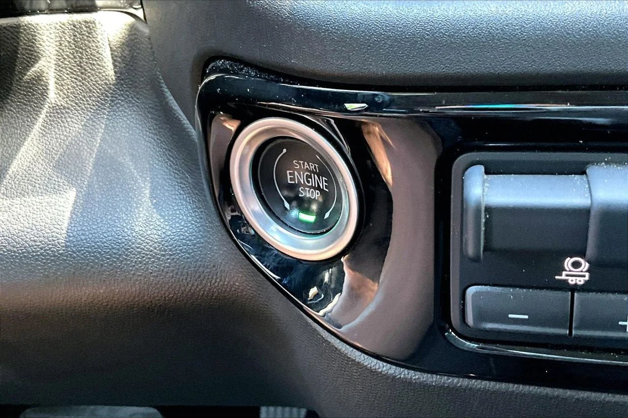 Used 2022 Red GMC Elevation image 27